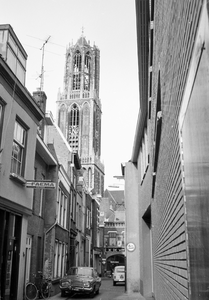 831404 Gezicht in de Boterstraat te Utrecht met op de achtergrond café-bar De Witte Ballons (Lijnmarkt 12) en de Domtoren.